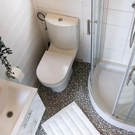 ロッジ Happyfugu Domki Letniskowe ミエンジズドロイェ