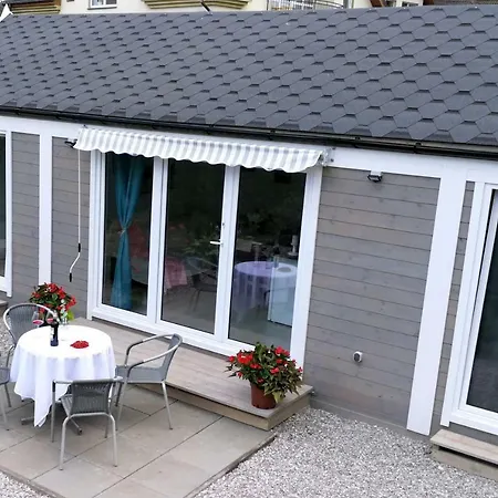 ロッジ Happyfugu Domki Letniskowe ミエンジズドロイェ